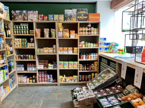 Estantes con comestibles, bebidas y productos frescos en la tienda de Camping De Rammelbeek, Overijssel, Países Bajos.