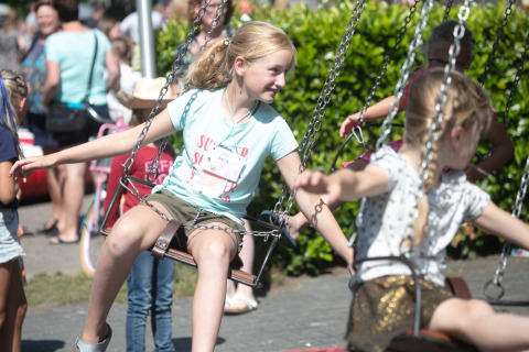 Niños disfrutan de un paseo en columpio en Familiepark de Vechtvallei, Overijssel, Países Bajos.