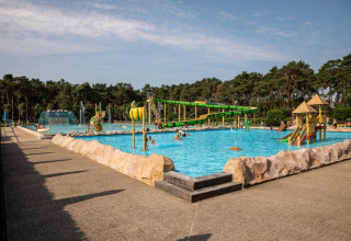 Familienfreundlicher Außenpool im Ferienpark Goolderheide in Belgien, mit Rutschen und Wasserspielen.