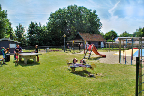 Niños jugando en el parque infantil de Camping Gorishoek, parque vacacional en Zelanda, Países Bajos.