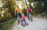 Una famiglia si diverte in bicicletta sui sentieri di Camping het Swinnenbos, Brabante Fiammingo, Belgio.