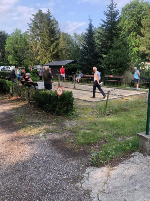 Gäste spielen Boule auf dem Gelände des Camping het Swinnenbos in Flämisch-Brabant, Belgien.