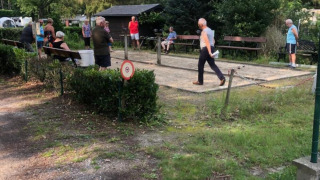 Turistas juegan petanca en un área verde de Camping het Swinnenbos en Brabante Flamenco, Bélgica.