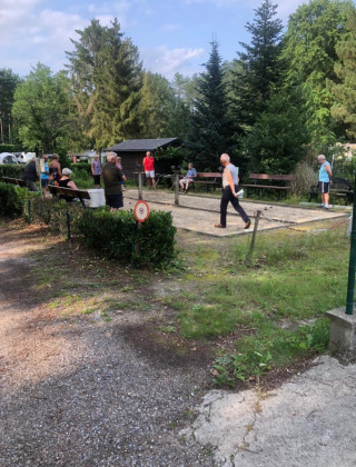 Vakantiegangers spelen een potje petanque bij Camping het Swinnenbos in Vlaams-Brabant, België.
