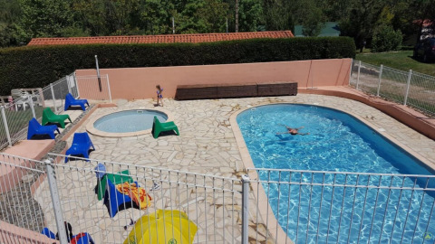 Piscina exterior y piscina infantil con tumbonas en Camping le Rotja, parque vacacional en Occitania, Francia.