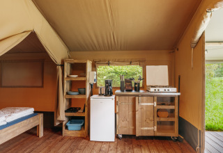 Interno tenda safari con area cucina al Familiepark de Vechtvallei, Paesi Bassi.