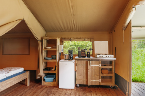 Interno tenda safari con area cucina al Familiepark de Vechtvallei, Paesi Bassi.