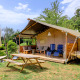 Safari-Zelt auf dem Campingplatz Pian D'Amora in Italien, mit Terrasse, Liegestühlen und Außentisch.