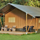 Safari-Zelt auf Camping Gorishoek in den Niederlanden mit Holzterrasse, Stühlen und Naturblick.