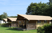 Safari-Zelte mit Sanitäranlagen im Familiepark de Vechtvallei in den Niederlanden, grüner Umgebung.
