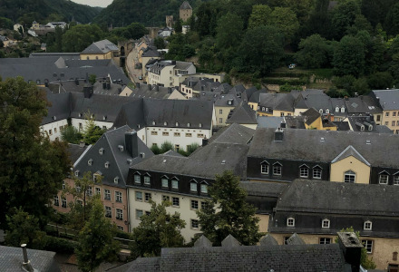 Vista panorámica de edificios tradicionales y naturaleza cerca de Troisvierges en el Cantón Clervaux, Luxemburgo.
