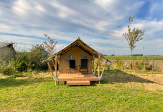 Safari tent Duolodge at Boerderijcamping de Hinde in the Netherlands, with two chairs on the porch.