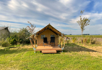 Safari tent Duolodge at Boerderijcamping de Hinde in the Netherlands, with two chairs on the porch.