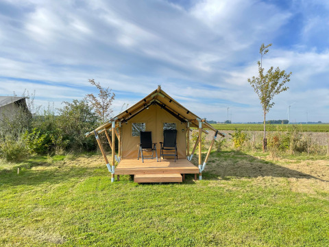 Safari-Zelt Duolodge auf dem Boerderijcamping de Hinde in den Niederlanden mit zwei Stühlen davor.
