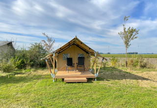 Tienda safari Duolodge en Boerderijcamping de Hinde, Países Bajos, con dos sillas en el porche.