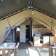 Udsigt til safari-telt med sanitære faciliteter på Camping De l'Olivigne, Frankrig. Udendørs terrasse, køkken.