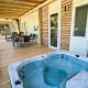 Træterrasse med jacuzzi og udendørs spiseplads på Cottage Hot tub ved Ossiacher See, Østrig.