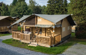 Glamping tent met houten terras in Arden Parks Signy l'Abbaye, vakantiepark in Grand Est, Frankrijk.