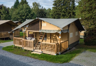Glamping tent met houten terras in Arden Parks Signy l'Abbaye, vakantiepark in Grand Est, Frankrijk.