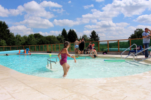 Familien entspannen sich an einem sonnigen Tag am Pool im Arden Parks Signy l'Abbaye, Grand Est, Frankreich.