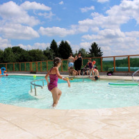 Gezinnen en kinderen hebben plezier op een zonnige dag bij het zwembad in Arden Parks Signy l'Abbaye, Grand Est, Frankrijk.