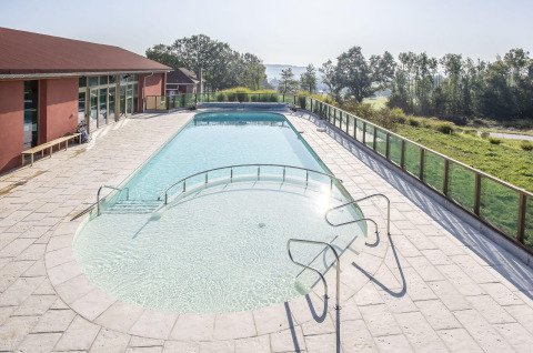 Piscina exterior con barandilla de vidrio y vistas al campo en Arden Parks - Signy l'Abbaye, Francia.