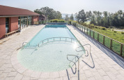 Udendørs swimmingpool med glasværn og udsigt til grønne områder på Arden Parks - Signy l'Abbaye i Frankrig.