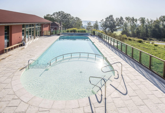 Udendørs swimmingpool med glasværn og udsigt til grønne områder på Arden Parks - Signy l'Abbaye i Frankrig.