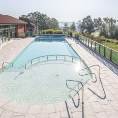 Piscina exterior con barandilla de vidrio y vistas al campo en Arden Parks - Signy l'Abbaye, Francia.