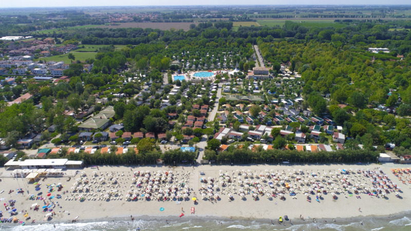 Luchtfoto van Vigna sul Mar Family Camping Village met strand en parasols in Emilia-Romagna, Italië.
