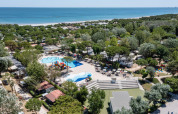 Luftaufnahme des Vigna sul Mar Family Camping Village in Emilia-Romagna, Italien, mit Pool und Strand.