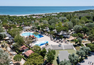 Luftfoto af Vigna sul Mar Family Camping Village i Emilia-Romagna, Italien, med poolområde og havudsigt.