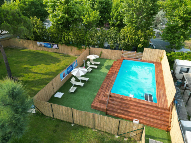 Luxe zwembad en ontspanningsruimte bij Vigna sul Mar Family Camping Village in Emilia-Romagna, Italië.