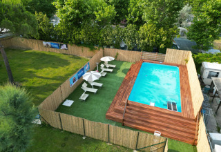 Luksuriøs swimmingpool og afslapningsområde i Vigna sul Mar Family Camping Village, Emilia-Romagna, Italien.