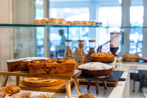 Gâteaux et pâtisseries exposés dans un café au Vigna sul Mar Family Camping Village, Émilie-Romagne, Italie.
