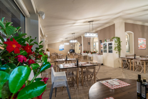 Gezellige restaurantzaal in Vigna sul Mar Family Camping Village in Emilia-Romagna, Italië, met houten tafels.