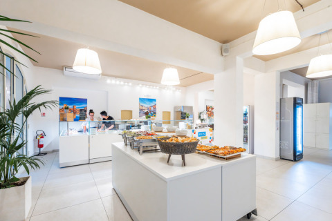 Ristorante a buffet al Vigna sul Mar Family Camping Village in Emilia-Romagna, Italia, con selezione di cibo.