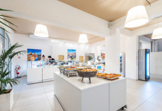 Buffetrestaurant bij Vigna sul Mar Family Camping Village in Emilia-Romagna, Italië, met etenselectie.