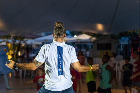 Animador guiando actividades infantiles en Vigna sul Mar Family Camping Village en Emilia-Romagna, Italia.