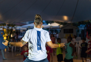 Animador guiando actividades infantiles en Vigna sul Mar Family Camping Village en Emilia-Romagna, Italia.