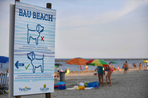 Een bord op het strand van Vigna sul Mar Family Camping Village toont dat honden op dit stuk niet toegelaten zijn.