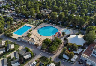 Luchtbeeld van Vigna sul Mar Family Camping Village in Emilia-Romagna, Italië met zwembaden en chalets.