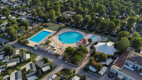 Luftaufnahme des Vigna sul Mar Family Camping Village in Emilia-Romagna, Italien mit Pools und Bungalows.