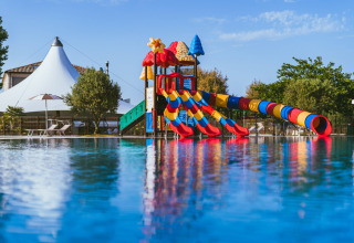 Kleurrijk waterglijbanengebied voor kinderen in Vigna sul Mar Family Camping Village, Emilia-Romagna, Italië.
