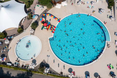 Vista aerea di piscine e area giochi al Vigna sul Mar Family Camping Village, Emilia-Romagna, Italia.