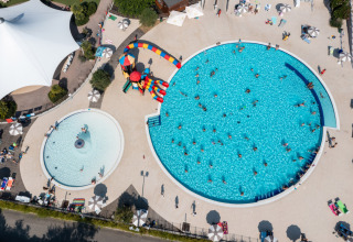 Luftaufnahme von zwei Pools und Spielbereichen im Vigna sul Mar Family Camping Village, Emilia-Romagna, Italien.