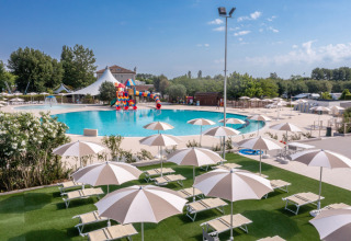 Udendørs poolområde med liggestole og parasoller på Vigna sul Mar Family Camping Village i Italien.