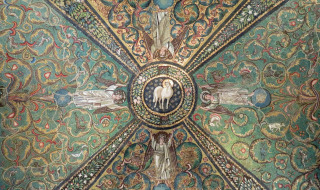 Techo de mosaico detallado de Emilia-Romaña, con un cordero central y ángeles rodeados de motivos vegetales.