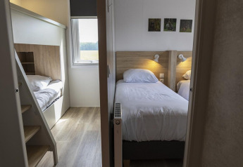 Chambre familiale au Family Lodge du Holiday park De Boshoek, Pays-Bas, avec lits simples et lits superposés.