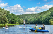 Persone che fanno kayak e paddle su un fiume al Camping Prima, nella Boemia meridionale, Repubblica Ceca.
